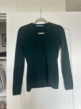100% Cashmere V-neck Sweater in Dark Green Antonio Melanie